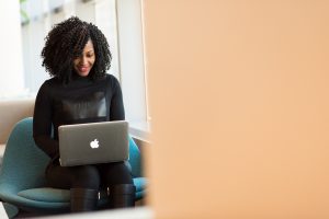 Student som skriver CV på laptop